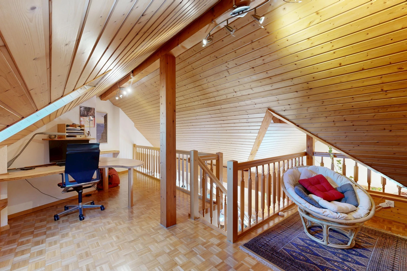 bureau avec éclairage sur rail, plafond en bois, wood ceiling, sol en finition bois, et wood finish floor
