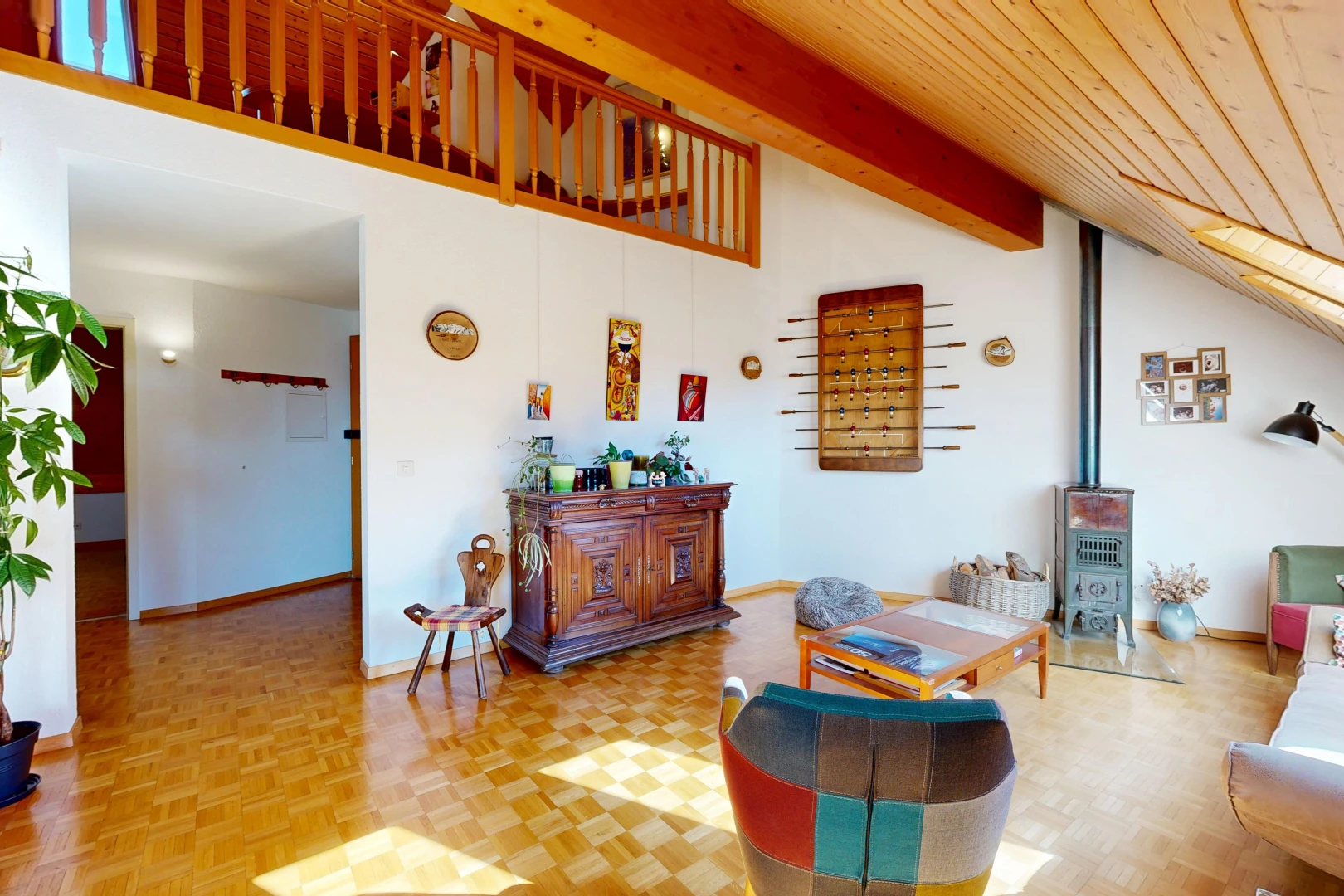 salon avec drywall, cloison sèche, high ceiling, plafond haut, et poêle à bois