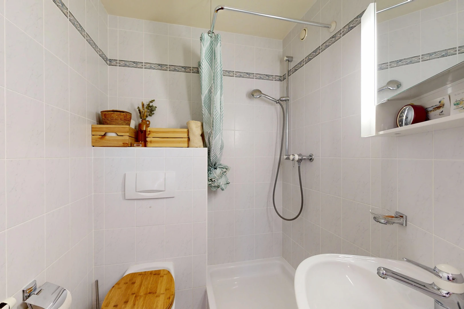salle de bains avec miroir, salle de bain complète, douche, tile wall, et mur en carrelage