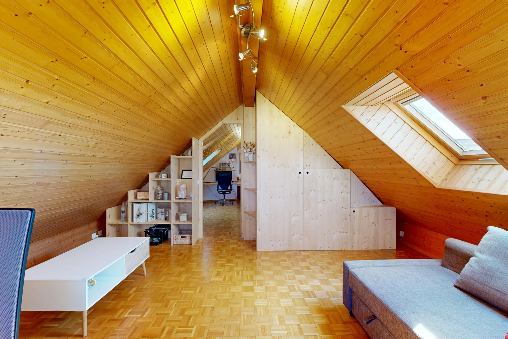 salon avec éclairage sur rail, puits de lumière, plafond en bois, wood ceiling, et parquet floor