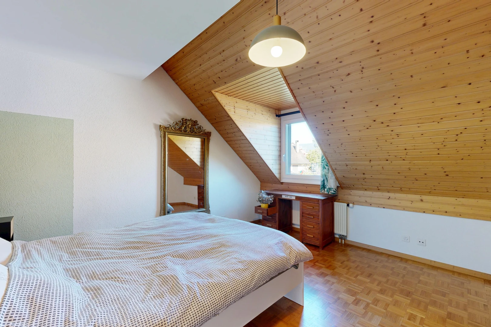 chambre avec wood ceiling, plafond en bois, éclairage suspendu, drywall, et cloison sèche