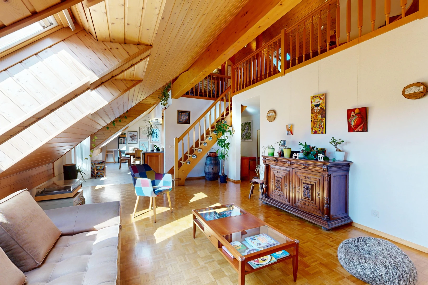salon avec wood ceiling, plafond en bois, escaliers, high end ceiling, et high ceiling