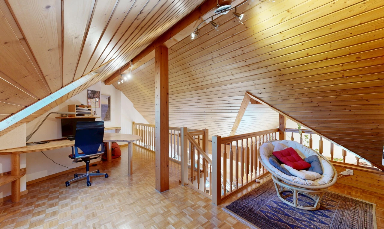 bureau avec éclairage sur rail, plafond en bois, wood ceiling, sol en finition bois, et wood finish floor