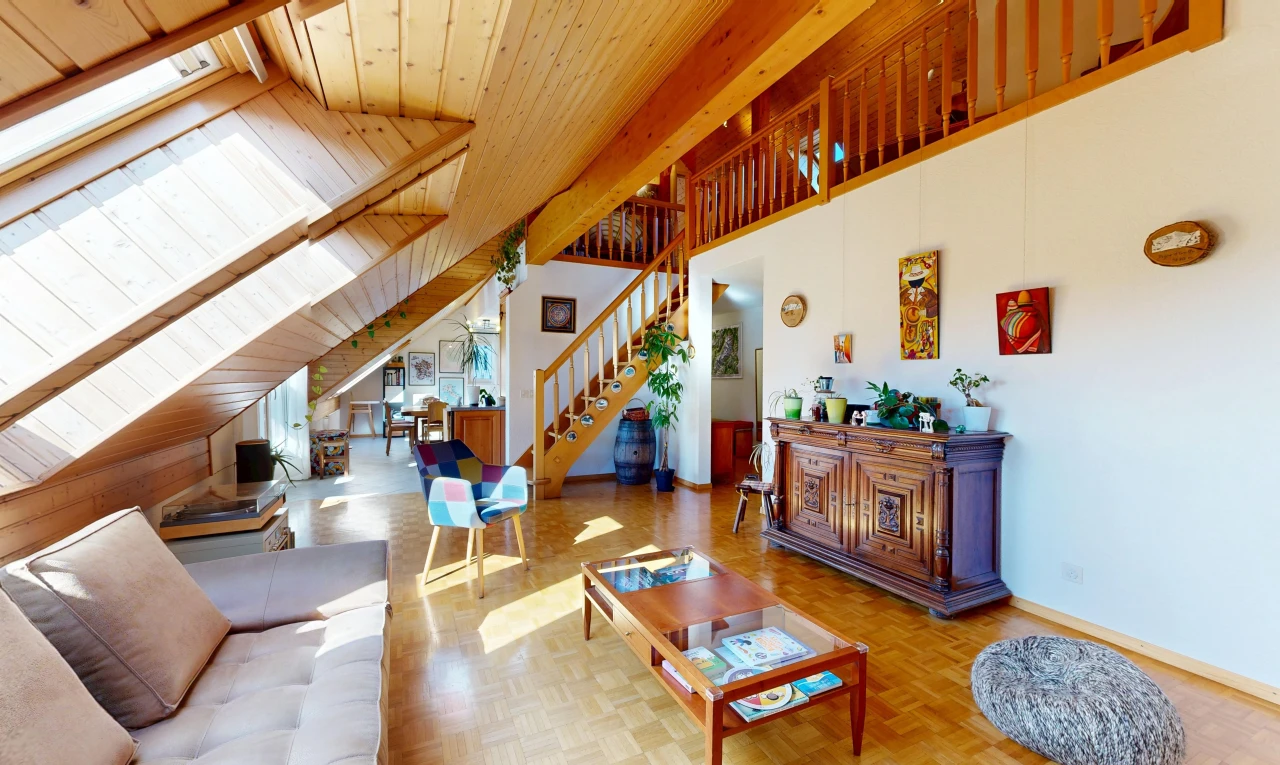 salon avec wood ceiling, plafond en bois, escaliers, high end ceiling, et high ceiling