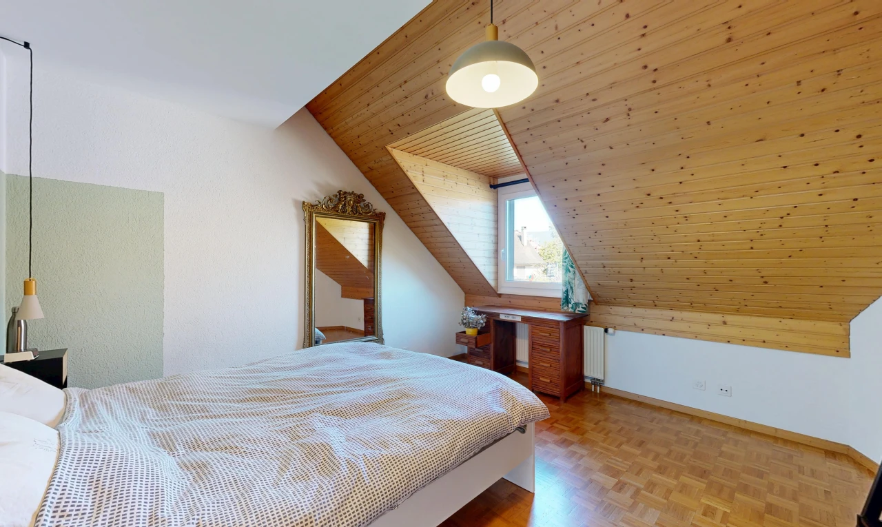 chambre avec wood ceiling, plafond en bois, éclairage suspendu, drywall, et cloison sèche