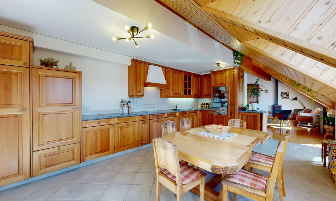 salle à manger avec light floor, drywall, cloison sèche, wood ceiling, et plafond en bois