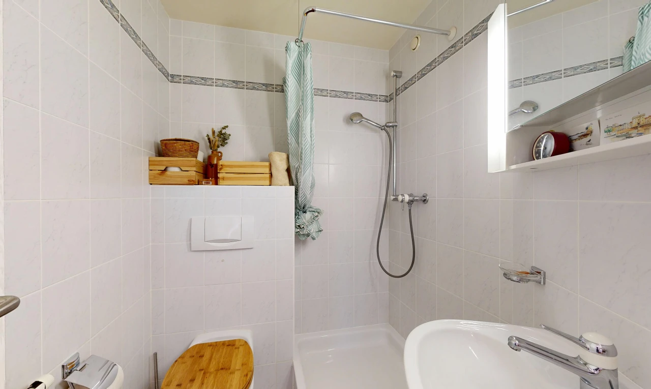 salle de bains avec miroir, salle de bain complète, douche, tile wall, et mur en carrelage