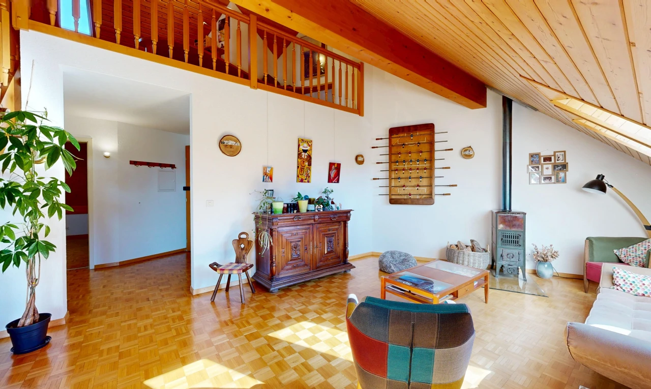 salon avec drywall, cloison sèche, high ceiling, plafond haut, et poêle à bois