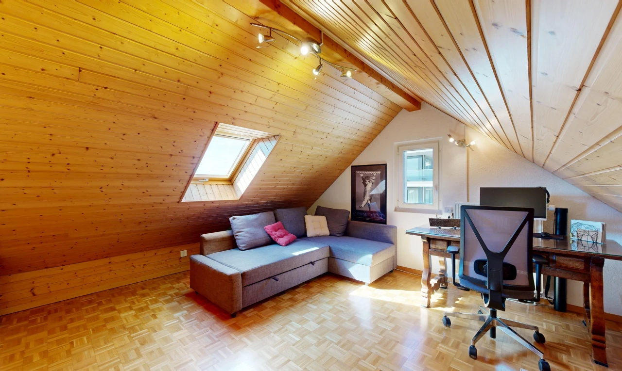 bureau avec éclairage sur rail, puits de lumière, lumière naturelle, plafond en bois, et wood ceiling