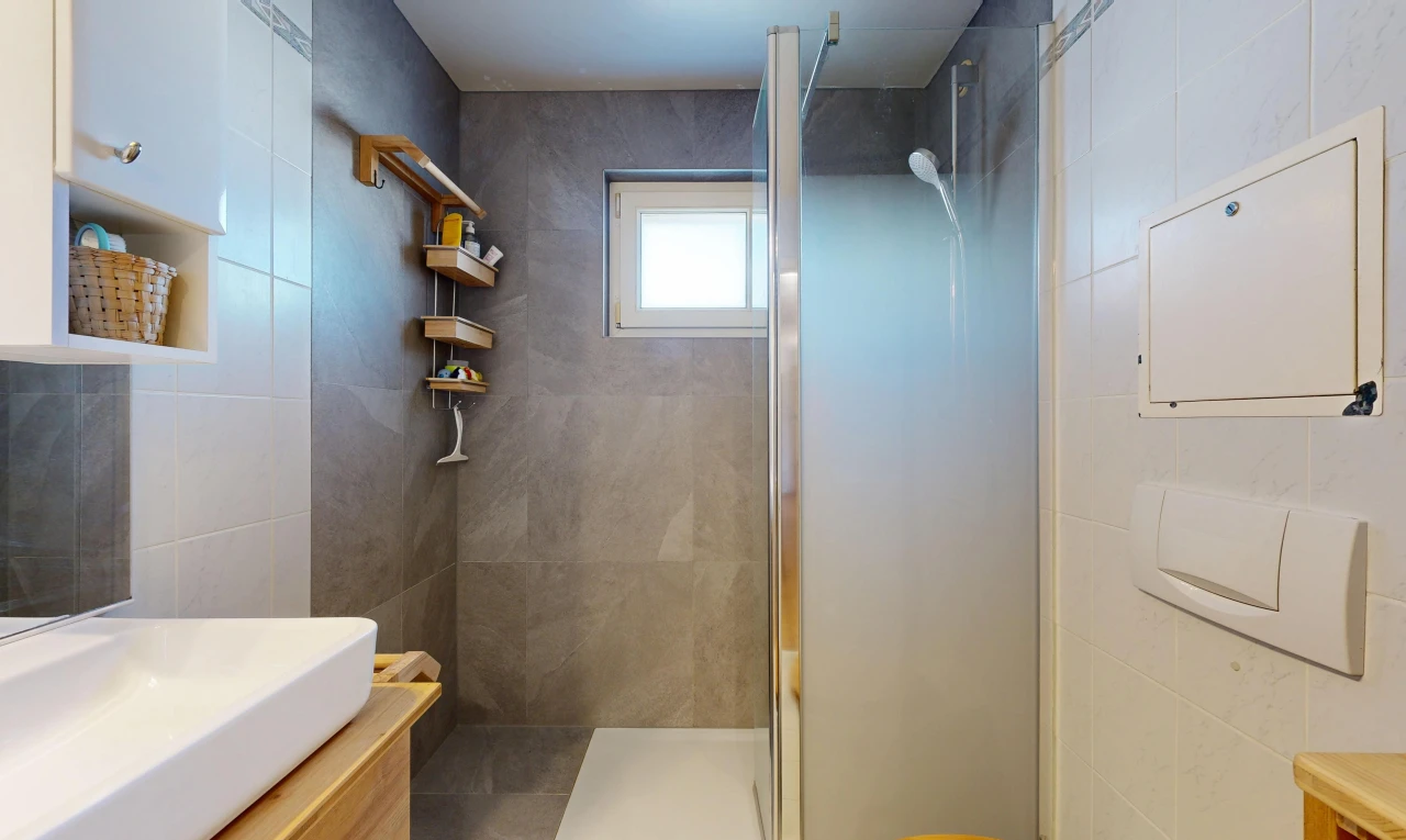salle de bains avec douche, salle de bain complète, lavabo (ou coiffeuse selon le contexte), mur en carrelage, et tile wall