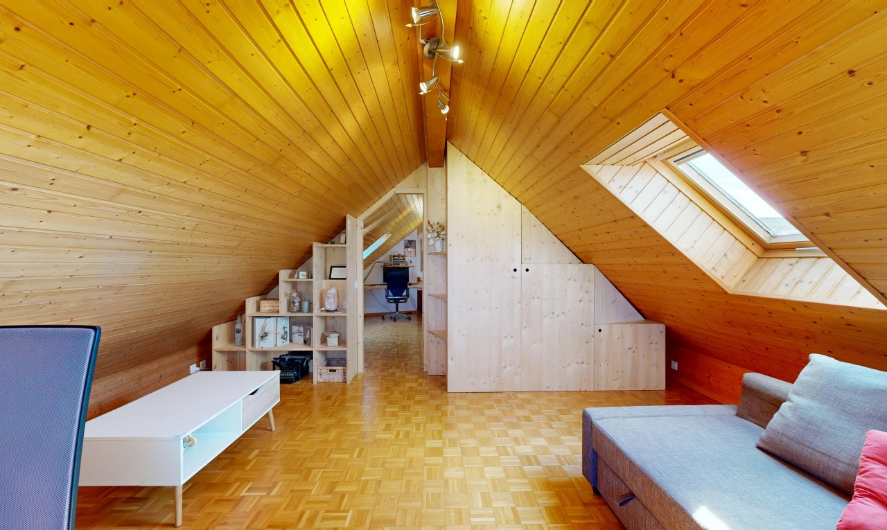 salon avec éclairage sur rail, puits de lumière, plafond en bois, wood ceiling, et parquet floor