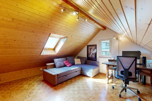 bureau avec éclairage sur rail, puits de lumière, lumière naturelle, plafond en bois, et wood ceiling