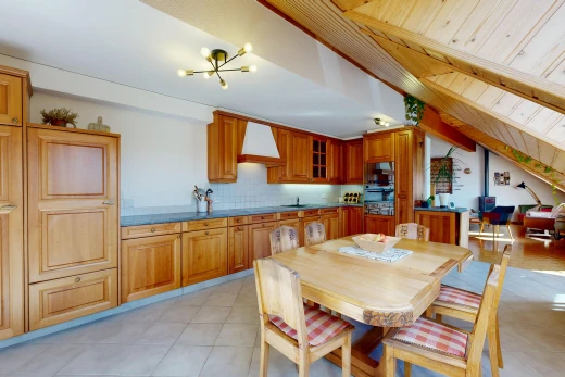 salle à manger avec light floor, drywall, cloison sèche, wood ceiling, et plafond en bois