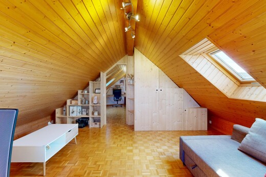salon avec éclairage sur rail, puits de lumière, plafond en bois, wood ceiling, et parquet floor