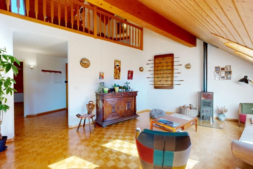 salon avec drywall, cloison sèche, high ceiling, plafond haut, et poêle à bois