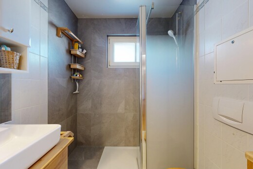 salle de bains avec douche, salle de bain complète, lavabo (ou coiffeuse selon le contexte), mur en carrelage, et tile wall