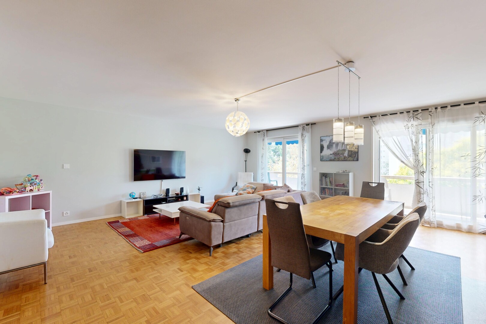 salon / salle à manger avec cloison sèche, drywall, inside property, parquet floor, et sol en finition bois
