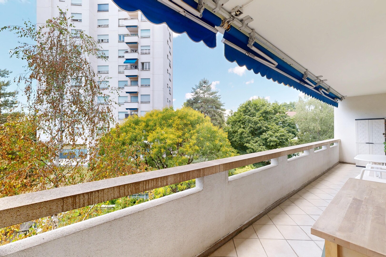 balcon avec balcon, day time, et apartment complex view