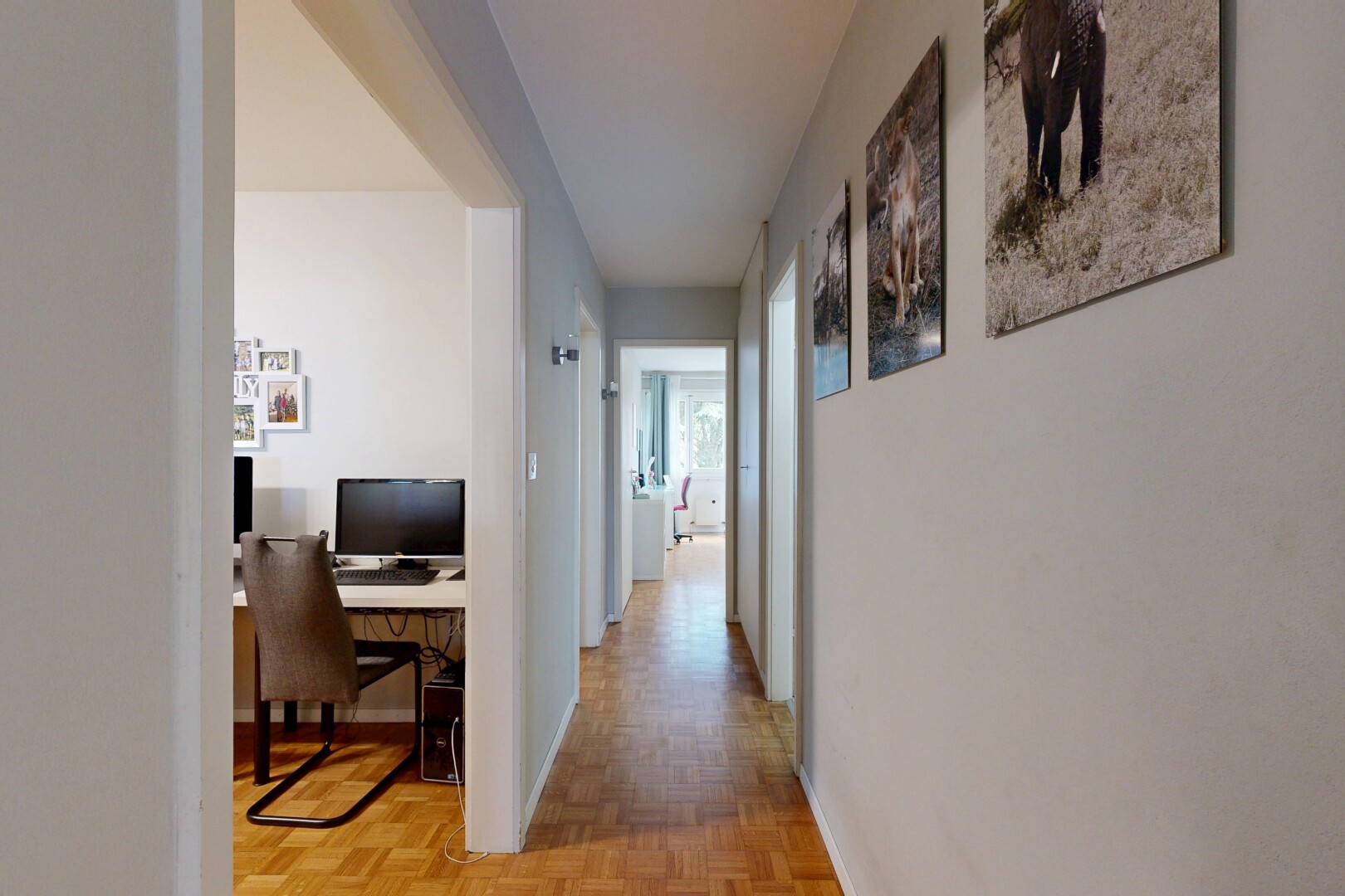couloir avec espace bureau, parquet floor, sol en finition bois, wood finish floor, et inside property