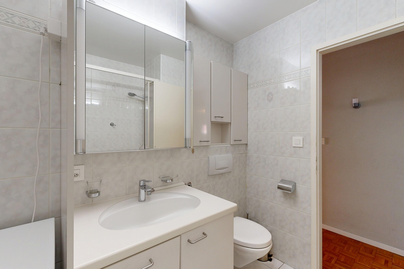 salle de bains avec inside property, mur en carrelage, tile wall, lavabo (ou coiffeuse selon le contexte), et évier