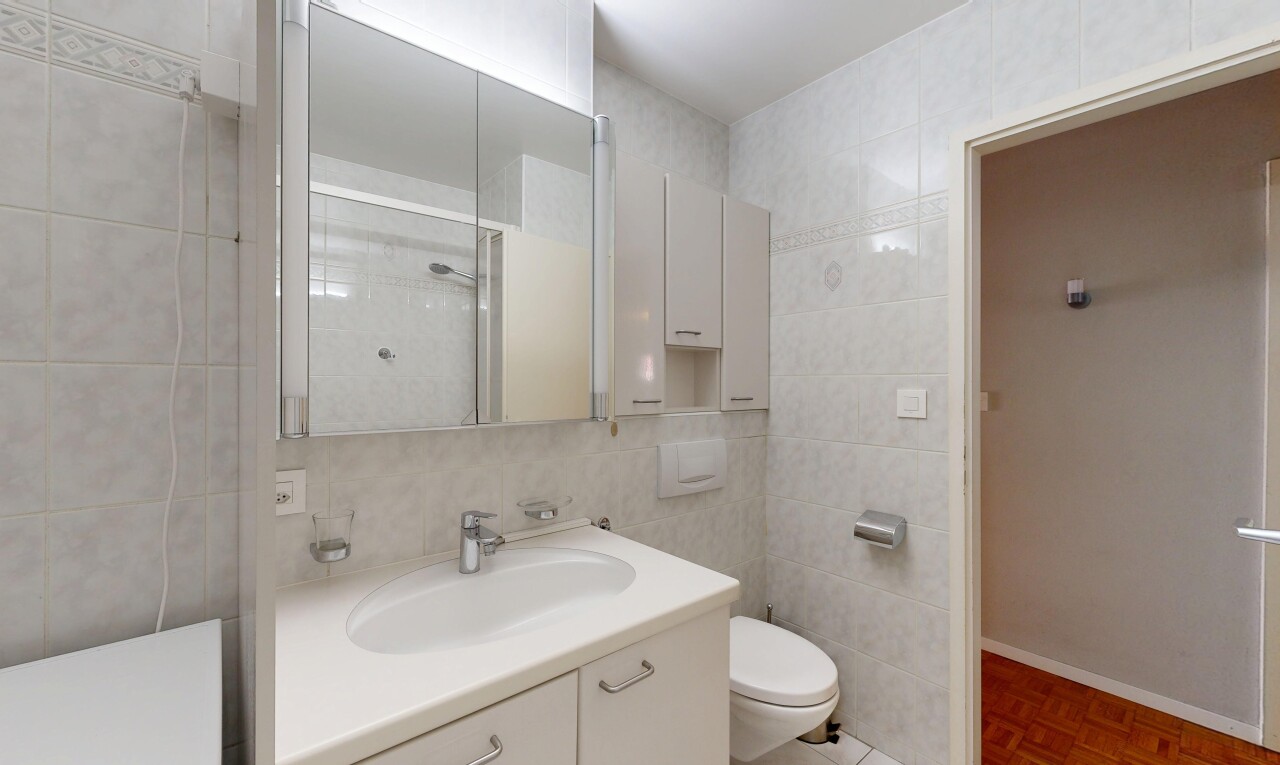 salle de bains avec inside property, mur en carrelage, tile wall, lavabo (ou coiffeuse selon le contexte), et évier