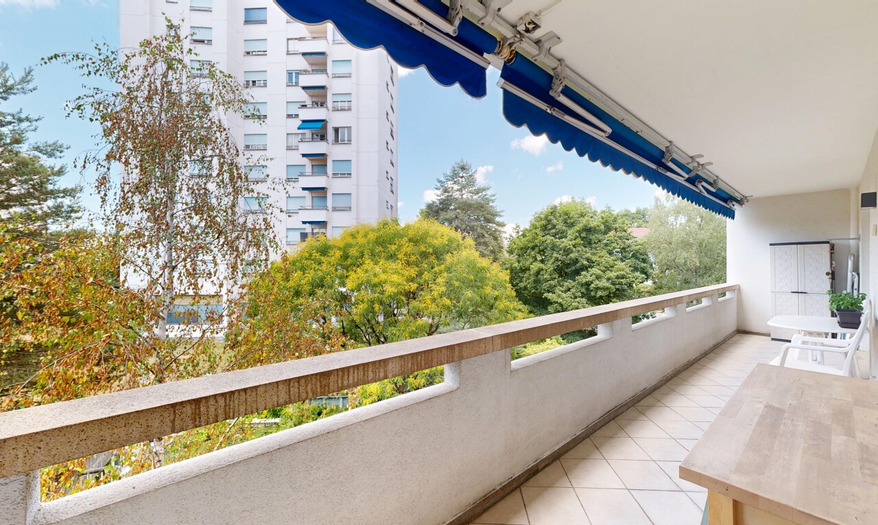 balcon avec balcon, day time, et apartment complex view