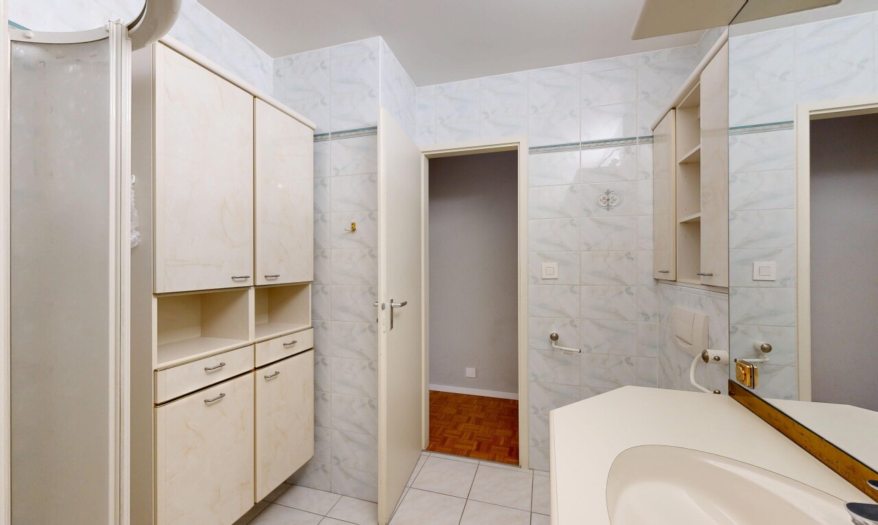salle de bains avec light floor, miroir, inside property, évier, et lavabo (ou coiffeuse selon le contexte)