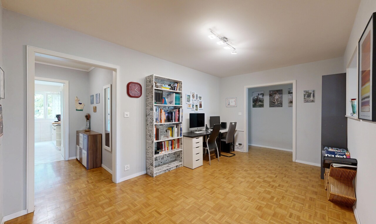 bureau avec parquet floor, inside property, sol en finition bois, wood finish floor, et cloison sèche