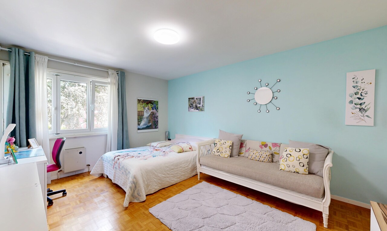 chambre avec parquet floor, sol en finition bois, wood finish floor, cloison sèche, et drywall