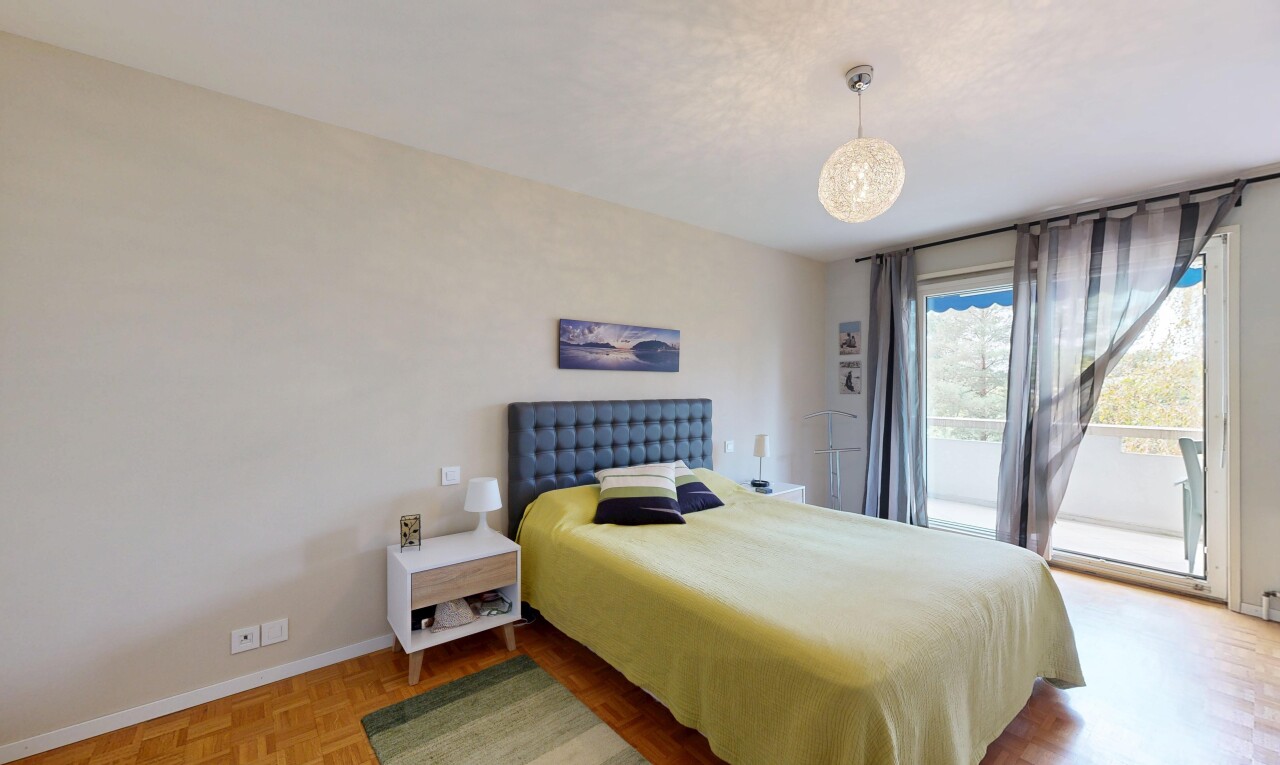 chambre avec accès à l'extérieur, inside property, cloison sèche, drywall, et lumière naturelle