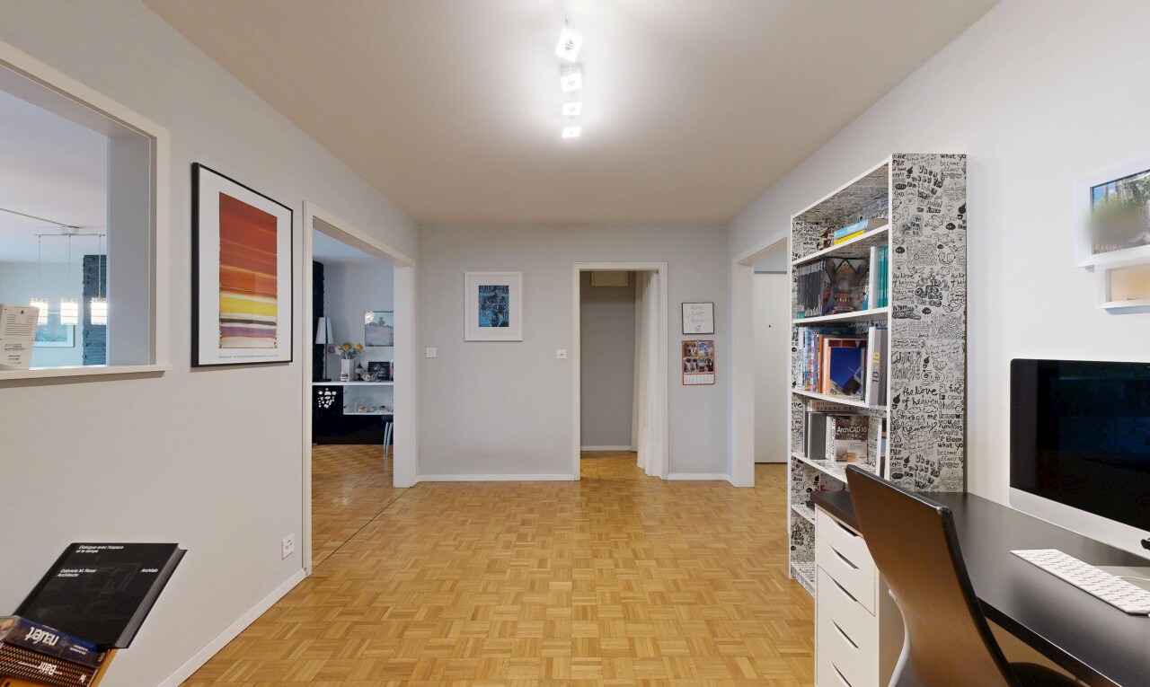 couloir avec parquet floor, sol en finition bois, wood finish floor, cloison sèche, et drywall