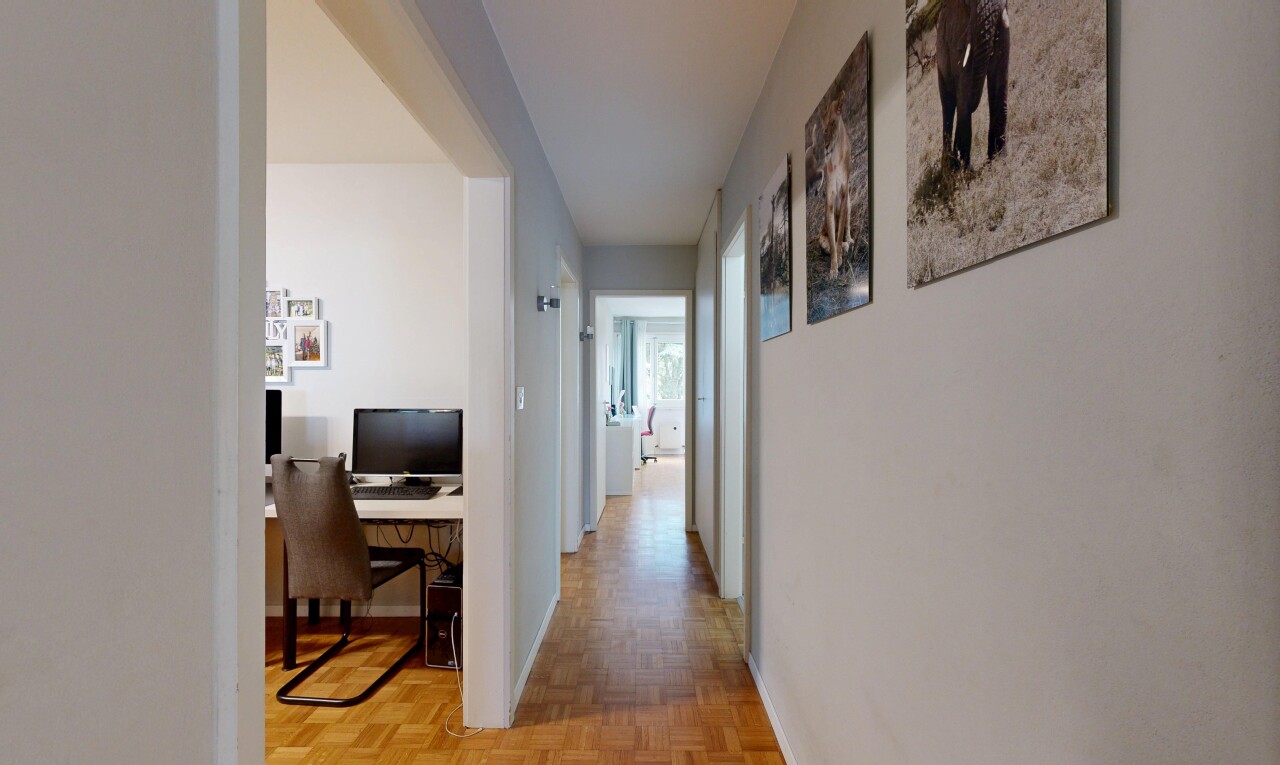 couloir avec espace bureau, parquet floor, sol en finition bois, wood finish floor, et inside property
