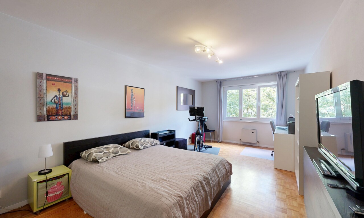 chambre avec inside property, cloison sèche, drywall, sol en finition bois, et wood finish floor