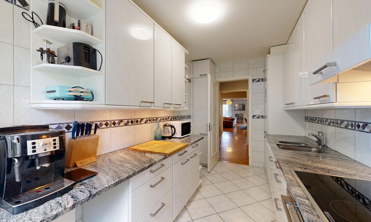 cuisine avec étagères ouvertes, open shelves, plaque de cuisson, armoires blanches, et white cabinets