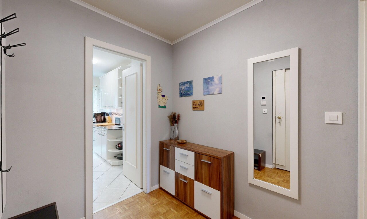 couloir avec cloison sèche, drywall, inside property, parquet floor, et moulures