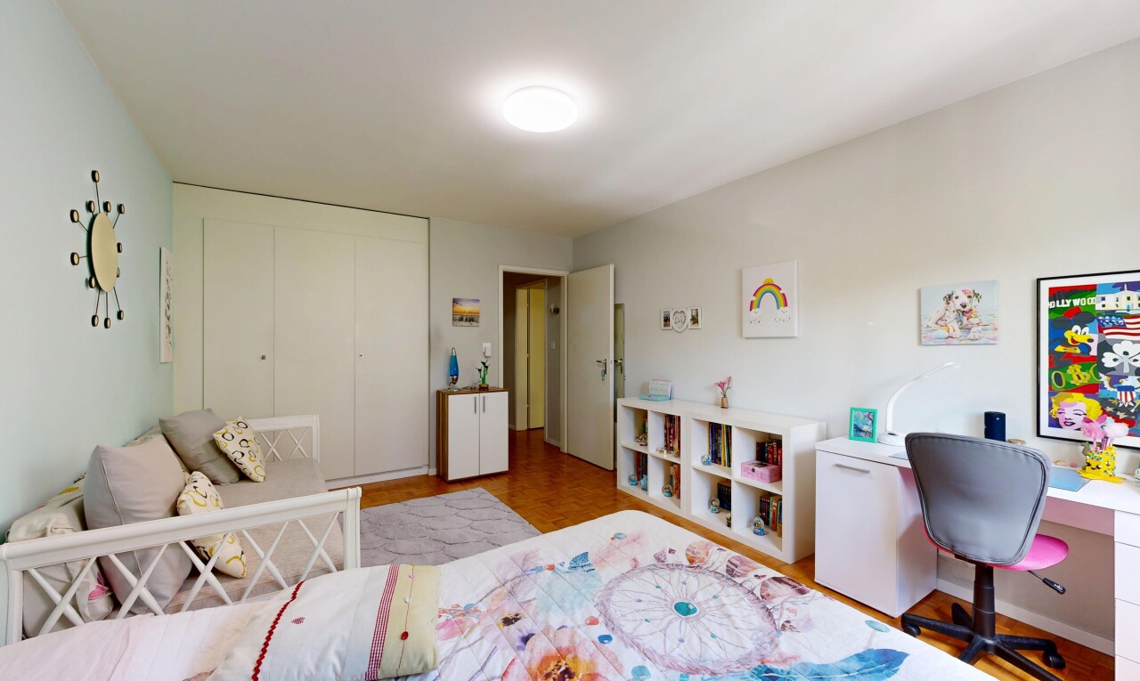 chambre avec placard, inside property, cloison sèche, drywall, et sol en finition bois