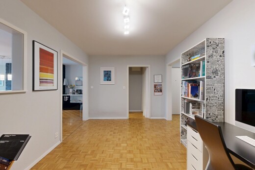 couloir avec parquet floor, sol en finition bois, wood finish floor, cloison sèche, et drywall