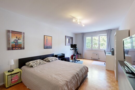 chambre avec inside property, cloison sèche, drywall, sol en finition bois, et wood finish floor
