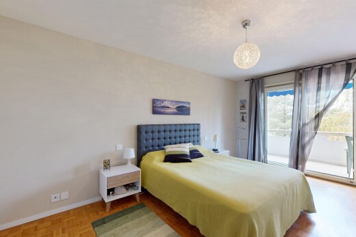 chambre avec accès à l'extérieur, inside property, cloison sèche, drywall, et lumière naturelle