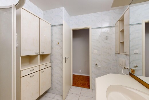 salle de bains avec light floor, miroir, inside property, évier, et lavabo (ou coiffeuse selon le contexte)