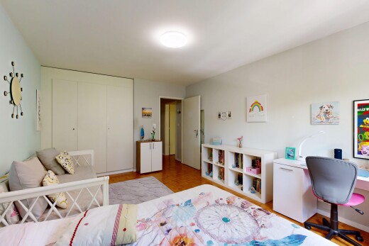 chambre avec placard, inside property, cloison sèche, drywall, et sol en finition bois