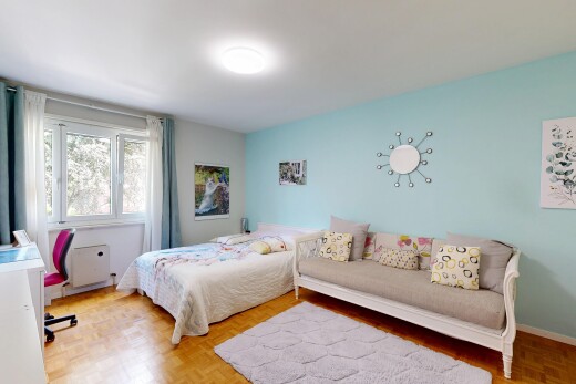 chambre avec parquet floor, sol en finition bois, wood finish floor, cloison sèche, et drywall