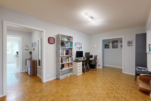 bureau avec parquet floor, inside property, sol en finition bois, wood finish floor, et cloison sèche