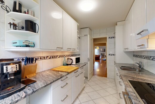 cuisine avec étagères ouvertes, open shelves, plaque de cuisson, armoires blanches, et white cabinets
