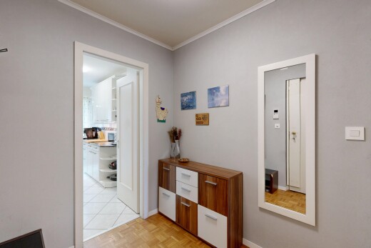 couloir avec cloison sèche, drywall, inside property, parquet floor, et moulures
