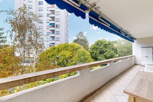 balcon avec balcon, day time, et apartment complex view