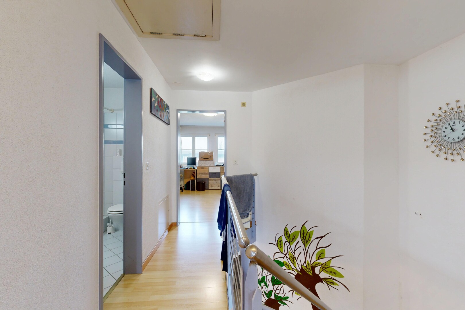 couloir avec palier à l'étage, inside property, natural light, lumière naturelle, et wood finish floor