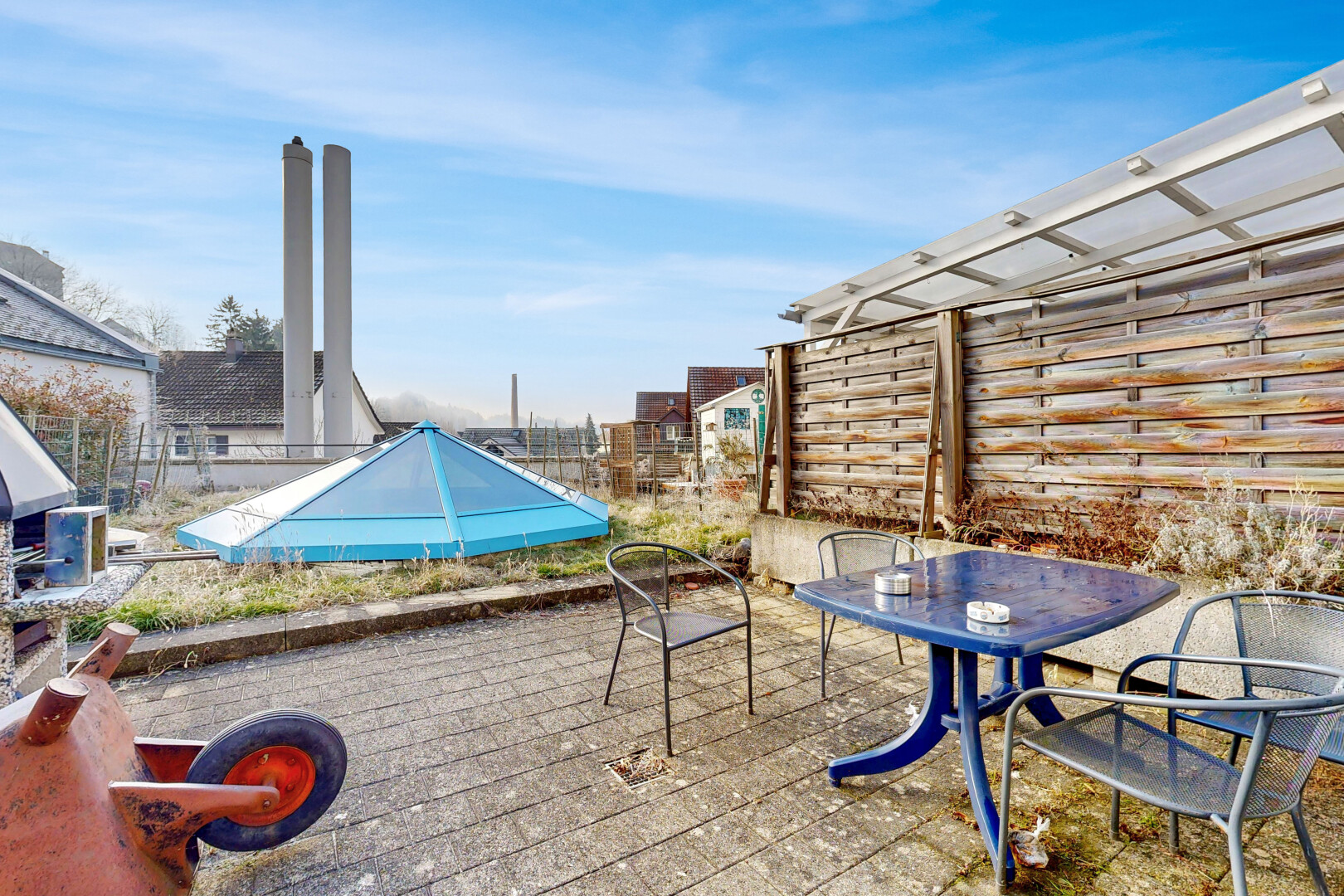 terrasse avec clôture, day time, et coin repas extérieur