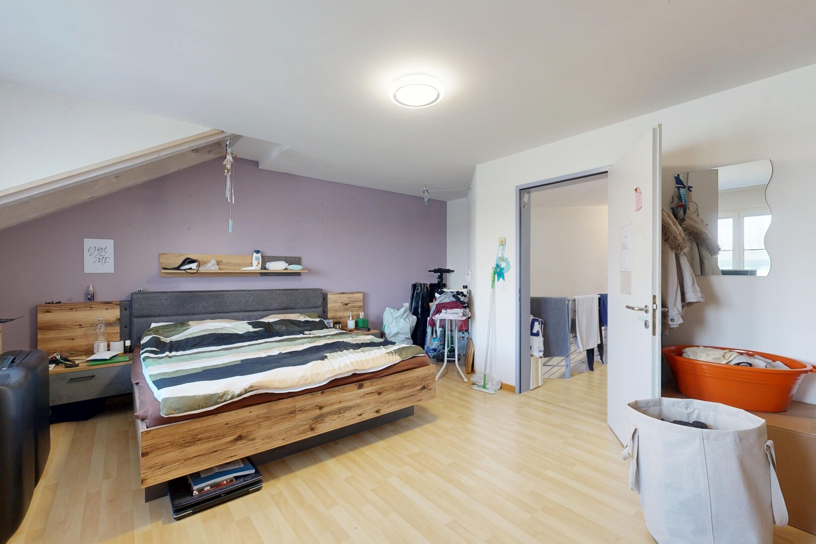 chambre avec wood finish floor, sol en finition bois, inside property, drywall, et cloison sèche