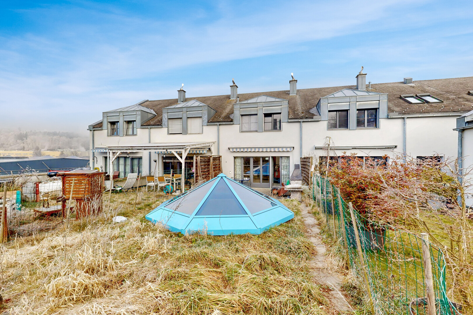 façade avec property visible, terrasse, day time, piscine, et bardage en stuc